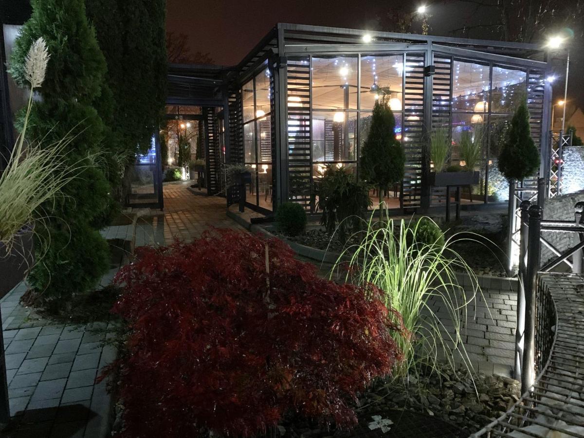 Hotel Kameleon Tarnobrzeg Kültér fotó