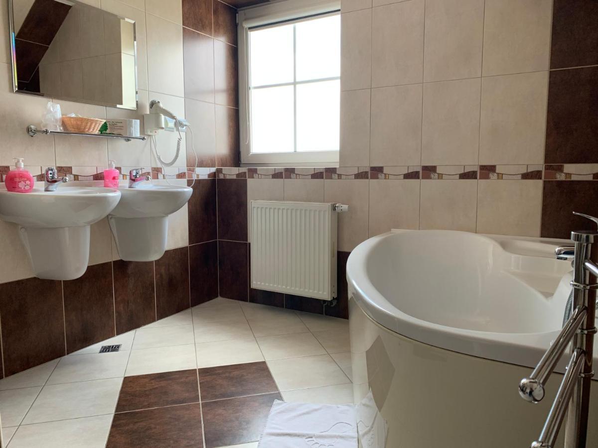 Hotel Kameleon Tarnobrzeg Kültér fotó