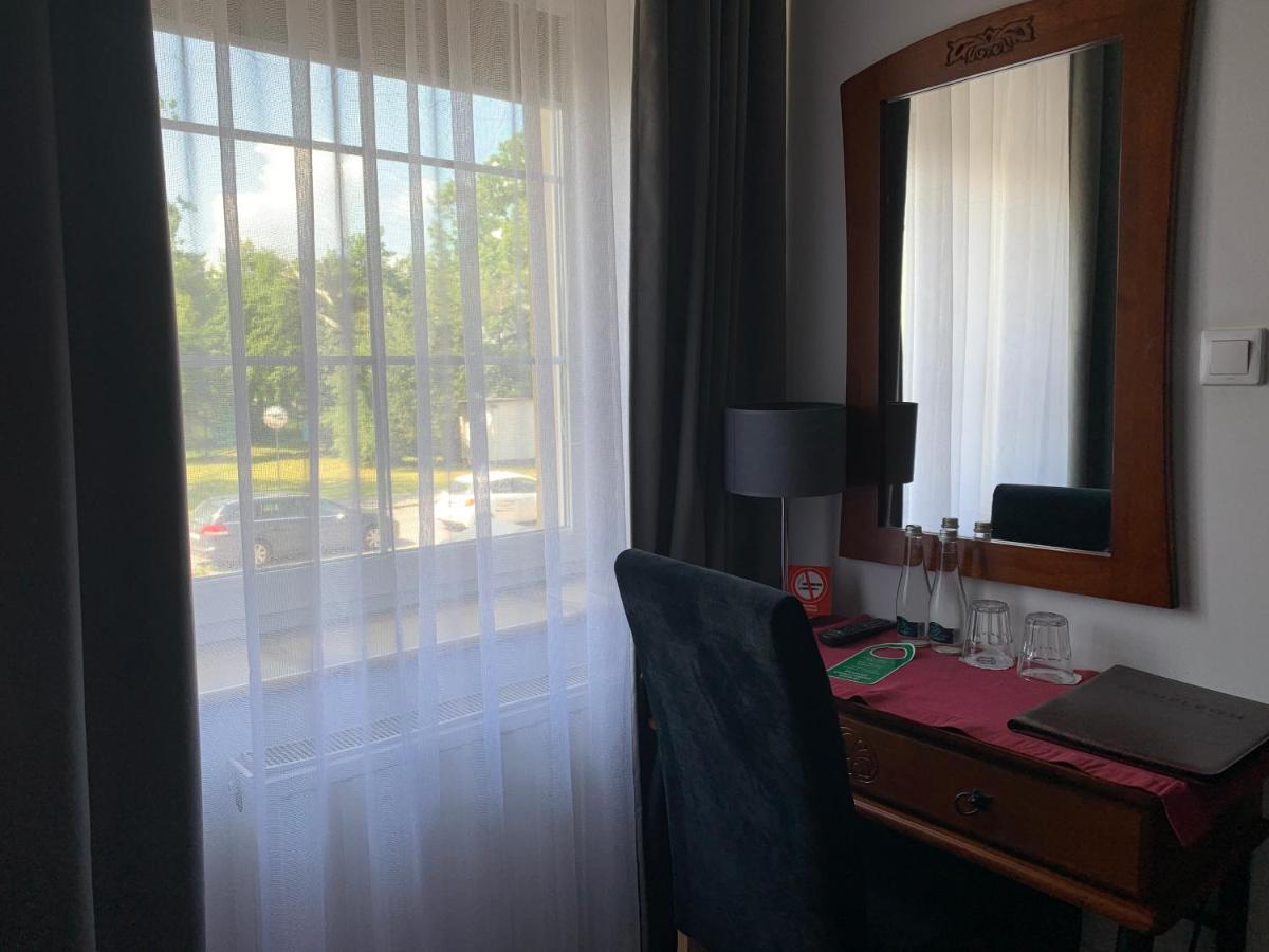 Hotel Kameleon Tarnobrzeg Kültér fotó